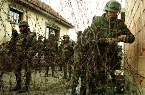 Γάλλοι στρατιώτες της «ειρηνευτικής» δύναμης επιθεωρώντας στον σέρβικο τομέα της Μιτρόβιτσα