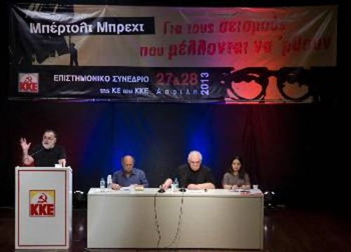 Στο βήμα του Επιστημονικού Συνεδρίου που διοργάνωσε η ΚΕ του ΚΚΕ για τον Μπρεχτ το 2013