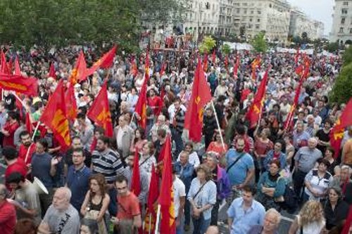 Στιγμιότυπο από τη μαζική συγκέντρωση. Στο βήμα ο Δ. Κουτσούμπας