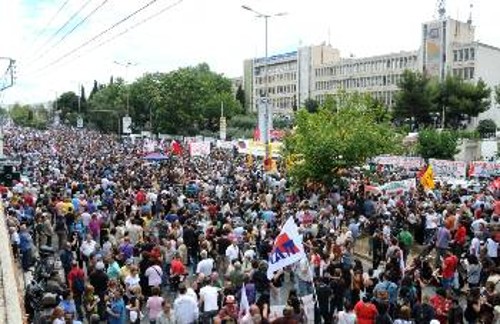 Το τμήμα της λεωφόρου Μεσογείων ανατολικά από το ραδιομέγαρο, επίσης γεμάτο από τις δυνάμεις του ΠΑΜΕ και στις 6 λωρίδες κυκλοφορίας