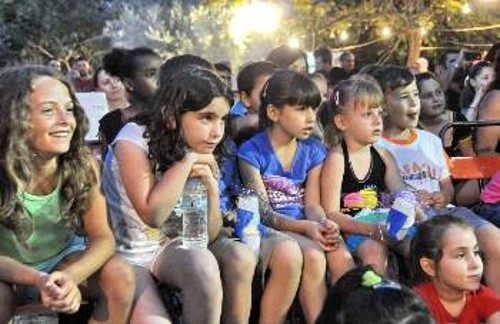 Παιδιά Ελλήνων και μεταναστών δίπλα δίπλα σε προηγούμενο διήμερο εκδηλώσεων του ΚΚΕ στο ΦΙΞ