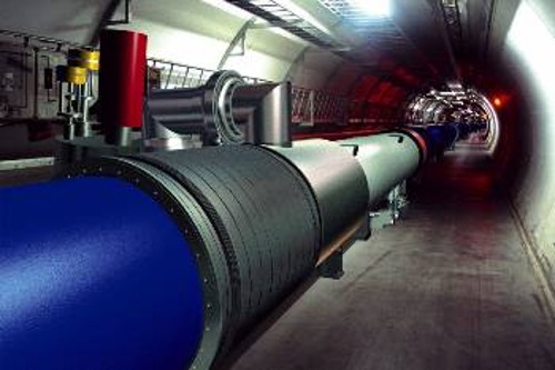 Τμήμα του σωλήνα κενού του LHC μέσα στον οποίο επιταχύνονται τα πρωτόνια και τα ιόντα