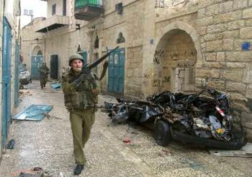 Ισραηλινός στρατιώτης περιπολεί τους έρημους δρόμους της Βηθλεέμ