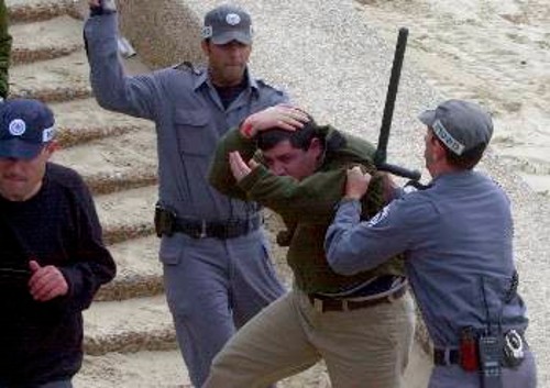Με τα κλόμπ αντιμετωπίζουν ισραηλινοί αστυνομικοί έναν διαδηλωτή.