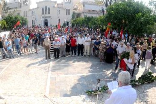 Στιγμιότυπο από την εκδήλωση και την πορεία προς το Γ' Νεκροταφείο