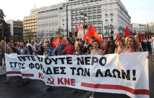 Από τη μαζική συγκέντρωση και πορεία που διοργάνωσαν το ΚΚΕ και η ΚΝΕ στην Αθήνα την Πέμπτη