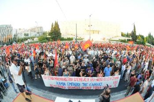 Από τη μαζική συγκέντρωση στο Σύνταγμα