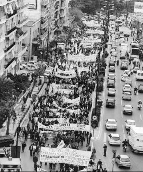 Πηγή - παραγωγός όλου του πλούτου η εργατική δύναμη. Οσο πιο πολύ στην παραγωγή, τόσο πιο πολλά τα κέρδη για τ' αφεντικό. Αυτό νομοθετεί η κυβέρνηση του ΠΑΣΟΚ