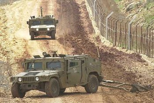 Ισραηλινά θωρακισμένα οχήματα μεταφοράς προσωπικού στα σύνορα Ισραήλ -Λιβάνου. Η κατάσταση «μπορεί να αναφλεγεί οποιαδήποτε στιγμή»