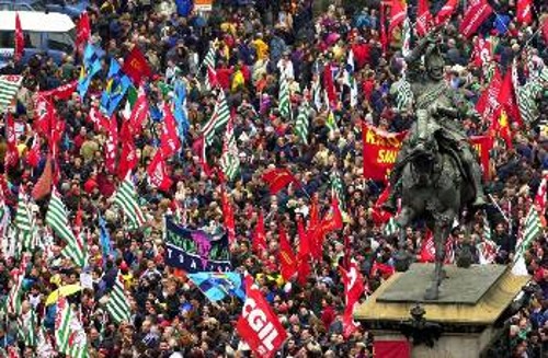 Ιταλία: Πρόσφατα η γενική απεργία των τριών μεγαλύτερων εργατικών συνδικάτων, για τη δεινή οικονομική κατάσταση των εργατών, παρέλυσε ολόκληρη τη χώρα