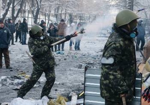 «Διαδηλωτές» της αντιπολίτευσης σε ...στρατιωτική αποστολή