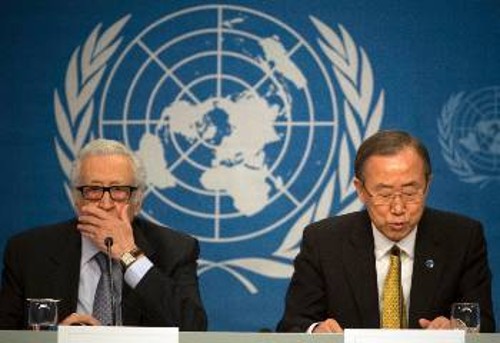 Από τις διαπραγματεύσεις της «Γενεύης 2». Ο Λ. Μπραχίμι, εκπρόσωπος του ΟΗΕ για τη Συρία και ο ΓΓ του ΟΗΕ, Μπ. Γκι Μουν