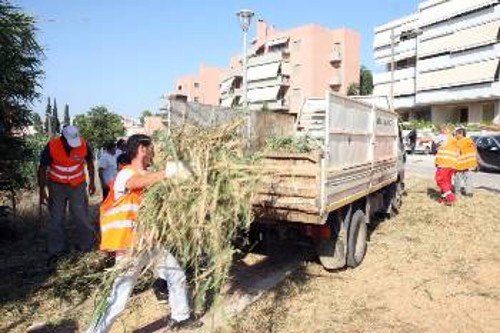 Τη μια στην καθαριότητα και την άλλη στην ασφαλτόστρωση, με τα ίδια γάντια και χωρίς άλλες προφυλάξεις... Σε τέτοιες συνθήκες δουλεύουν οι εργαζόμενοι στα «πεντάμηνα»