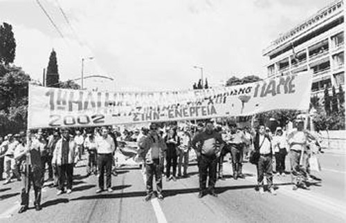 Σίγουρο είναι επίσης πως ενοχλεί πολλούς το γεγονός ότι οι εργάτες όχι μόνο συσπειρώνονται στο ΠΑΜΕ, αλλά και το διακηρύσσουν - υπογράφουν ανά ειδικότητα και κλάδο στα πανό τους. Γι'αυτό και τέτοια πλάνα εξαφανίστηκαν από τις χτεσινές εφημερίδες