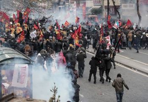 Χιλιάδες διαδήλωσαν και χτες στην Κωνσταντινούπολη και άλλες πόλεις