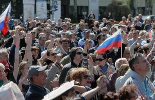 Χιλιάδες κόσμου συγκεντρωμένος έξω από τα κυβερνητικά κτίρια στο Ντόνετσκ