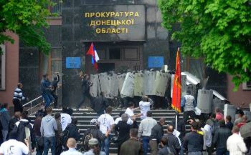 Οι δυνάμεις ασφαλείας στην Εισαγγελία του Ντόνετσκ δεν κατάφεραν να συγκρατήσουν τους διαδηλωτές