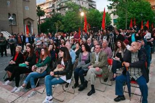 Στιγμιότυπο από τη συγκέντρωση στην πλατεία του Αγ. Παντελεήμονα