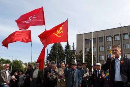 Από τους γιορτασμούς της Αντιφασιστικής Νίκης στο Σλαβιάνσκ, όπου οι απλοί άνθρωποι θυμούνται την ένδοξη Ιστορία της ΕΣΣΔ