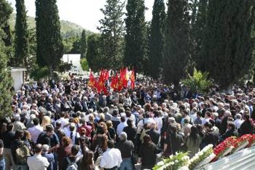 Πλήθος συντρόφων και συναγωνιστών αποχαιρέτησε τον Μπάμπη Αγγουράκη