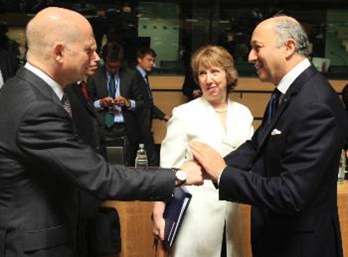 Οι ΥΠΕΞ Βρετανίας και Γαλλίας με την επικεφαλής της διπλωματίας της ΕΕ Κάθριν Αστον στο χτεσινό Συμβούλιο Εξωτερικών Υποθέσεων