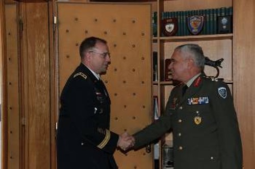 Ο Αμερικανός διοικητής του ΝΑΤΟικού στρατηγείου Σμύρνης με τον αρχηγό ΓΕΕΘΑ