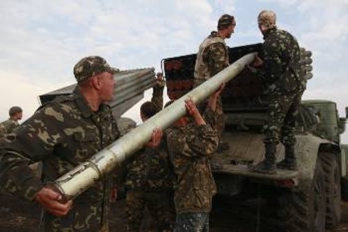 Πύραυλοι «Γκραντ» φορτώνονται από Ουκρανούς στρατιώτες στα περίχωρα του Λουγκάνσκ που βομβαρδίζεται αδιάκοπα