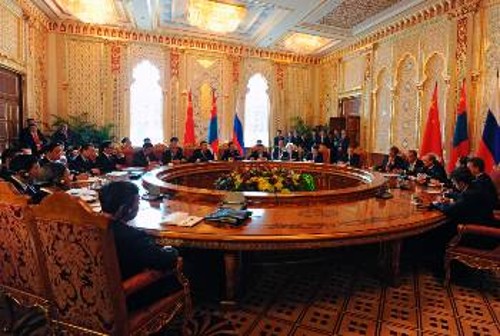 Στο περιθώριο της Συνόδου, είχαν τριμερή συνάντηση (φωτ.) οι αντιπροσωπείες Κίνας, Ρωσίας και Μογγολίας