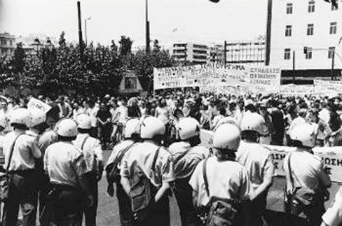 Μέσα στη Βουλή ο πρωθυπουργός παρίστανε τον φιλεργάτη. Κι έξω απ' αυτήν παρέταξε τα ΜΑΤ για να αντιμετωπίσουν τους εργάτες...