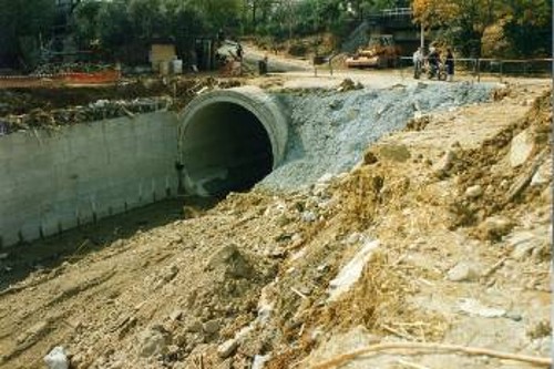 2). Σ' αυτό το σημείο το ποτάμι έφραξε κι ανέβηκε στο δρόμο