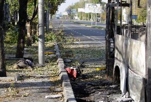 Σκοτωμένοι άνθρωποι από το βομβαρδισμό σε στάση λεωφορείου στο κέντρο του Ντονέτσκ