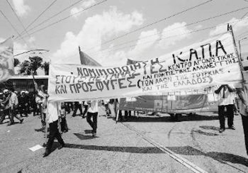 Κούρδοι αγωνιστές διαδηλώνουν μαζί με τους Ελληνες εργαζόμενους την Πρωτομαγιά. Για την ελληνική κυβέρνηση είναι... τρομοκράτες