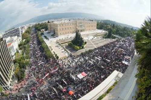 Οι προσυγκεντρώσεις από τον «Ευαγγελισμό» και τα Προπύλαια φτάνουν στο Σύνταγμα