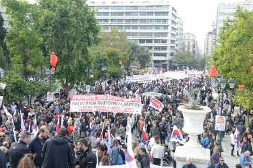 Πηγμένο και το εσωτερικό της πλατείας, όπου συγκεντρώθηκαν οι νησιώτες