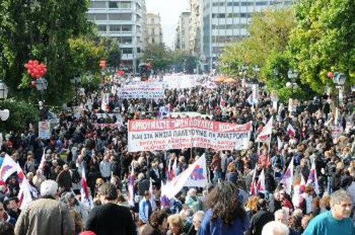 Ο κόσμος μέσα στην πλατεία Συντάγματος