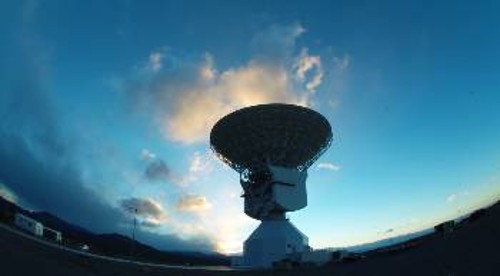 Ενα από τα ραδιοτηλεσκόπια επικοινωνίας με τη «Ροζέτα» στο Μαλαργκί της Αργεντινής, 1.000 χιλιόμετρα δυτικά του Μπουένος Αϊρες. Η αποστολή των μετρήσεων και των φωτογραφιών από τη «Φιλέ» έγινε μέσω της «Ροζέτας», το σήμα της οποίας λαμβάνεται από ραδιοτηλεσκόπια σαν αυτό