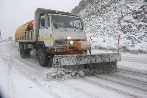 Στον Μπράλο Δομοκού εκχιονιστικά προσπαθούν να ανοίξουν το δρόμο