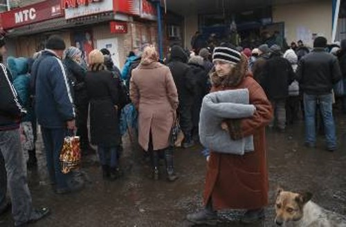 Μετά από πολλές μέρες μαχών, οι κάτοικοι του Ντεμπάλτσεβε βγήκαν από τα σπίτια τους προς αναζήτηση τροφής, αλλά και κουβερτών που μοιράστηκαν από τις αρχές του Ντονέτσκ