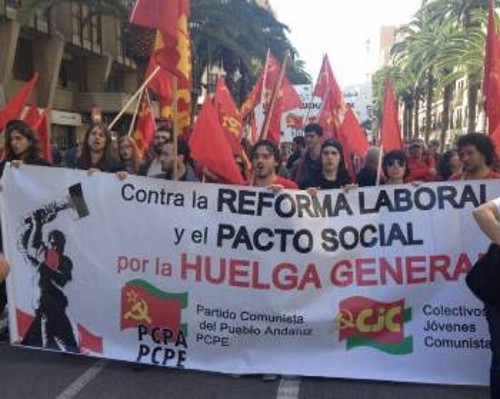 Από φετινή κινητοποίηση του ΚΚ Λαών της Ισπανίας και των Κολεκτίβων Νέων Κομμουνιστών στην Ανδαλουσία ενάντια στην αντεργατική μεταρρύθμιση και την ταξική συνεργασία