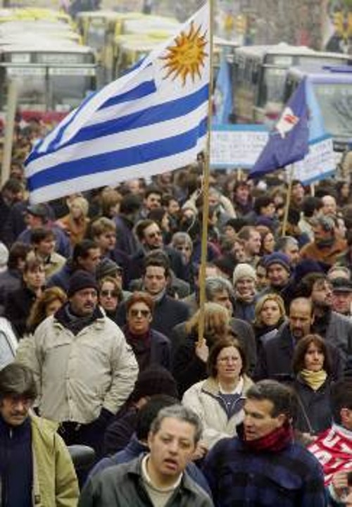 Εργαζόμενοι διαδηλώνουν στους δρόμους του Μοντεβιδέο κατά της οικονομικής πολιτικής της κυβέρνησης