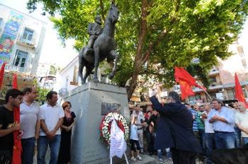 Στο άγαλμα του Αρη στη Λαμία