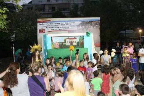 Πλήθος παιδιών Ελλήνων και μεταναστών στον ειδικά διαμορφωμένο παιδότοπο