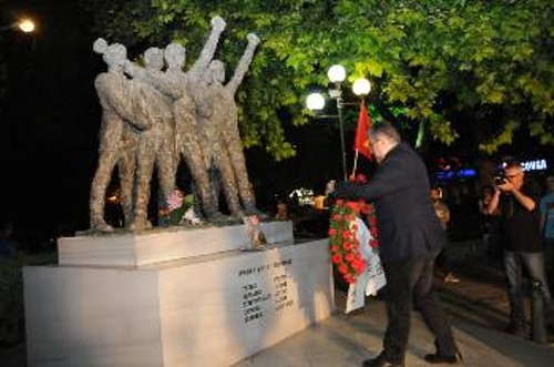 Στο μνημείο για τους εκτελεσμένους ΕΠΟΝίτες στα Τρίκαλα