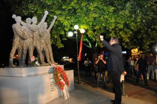 Ο ΓΓ της ΚΕ του ΚΚΕ καταθέτει στεφάνι στο μνημείο εκτέλεσης των πέντε ΕΠΟΝιτών στα Τρίκαλα