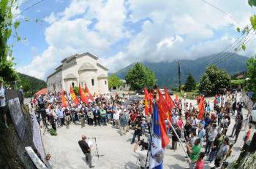 Από εκδήλωση στη Μεσούντα το 2015 για τα αποκαλυπτήρια του μνημείου του πρωτοκαπετάνιου του ΕΛΑΣ, Άρη Βελουχιώτη