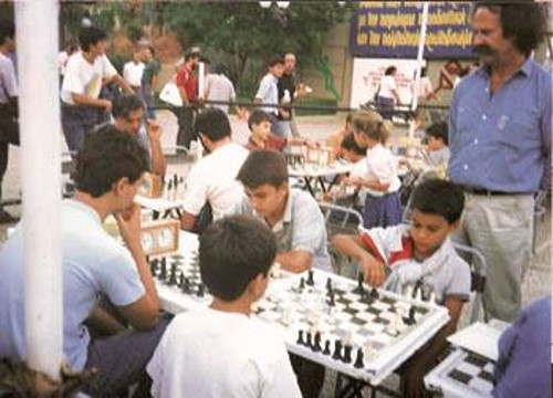Αγώνες σκακιού σε ένα από τα 27 προηγούμενα Φεστιβάλ της ΚΝΕ και του «Οδηγητή»