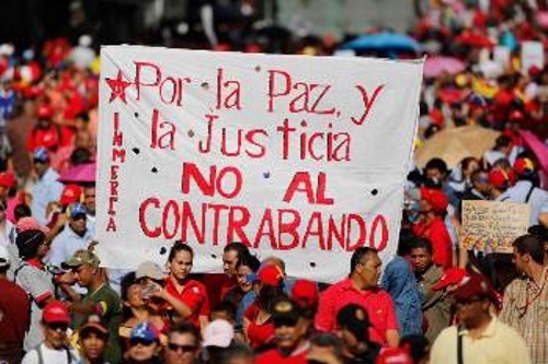 Από διαδήλωση στήριξης της κυβέρνησης της Βενεζουέλας («Για την ειρήνη, τη δικαιοσύνη, όχι στο λαθρεμπόριο» το σύνθημα στο πανό)