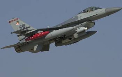 Αμερικάνικο F16 απογειώνεται από τη βάση Ιντσιρλίκ στην Τουρκία