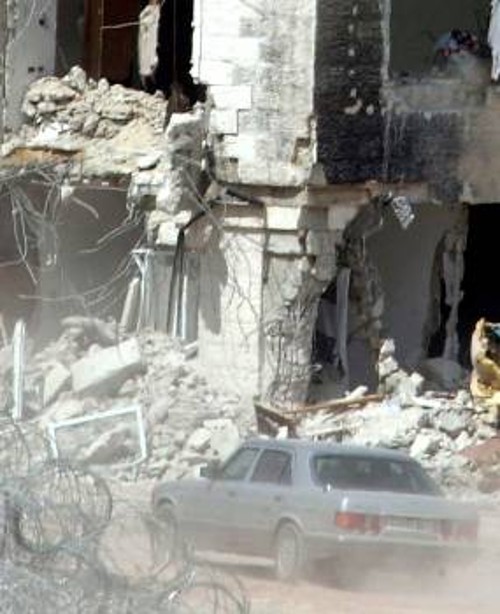 Το αυτοκίνητο του Παλαιστίνιου διαπραγματευτή Σ. Ερακάτ μέσα από τα ερείπια πηγαίνει να συναντήσει τον Γ. Αραφάτ