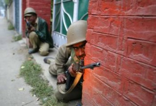 Μάχη έξω από εκλογικό κέντρο. Η αιματοχυσία στο Κασμίρ φθάνει στο ζενίθ της...